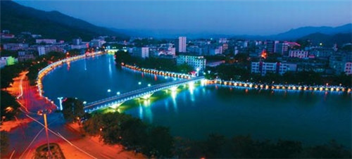 水煮青春老火锅加盟是否适合新手创业者，水煮青春老火锅加盟要满足哪些条件